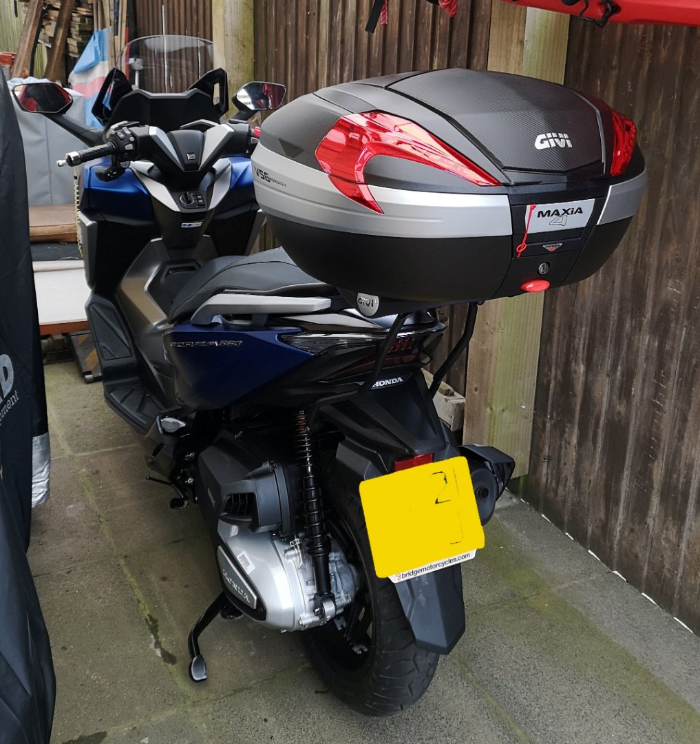 21 350 Forza Givi V56NN Top Box.jpg