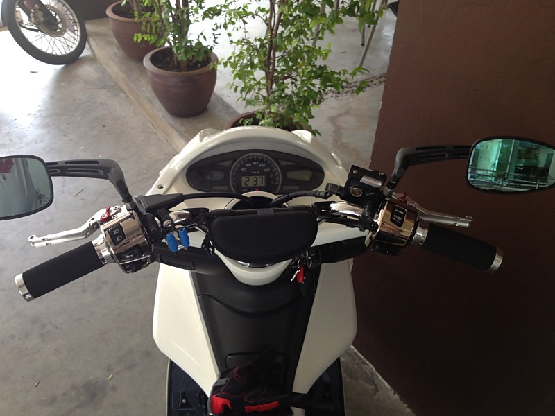 Middle Bar 02.jpg