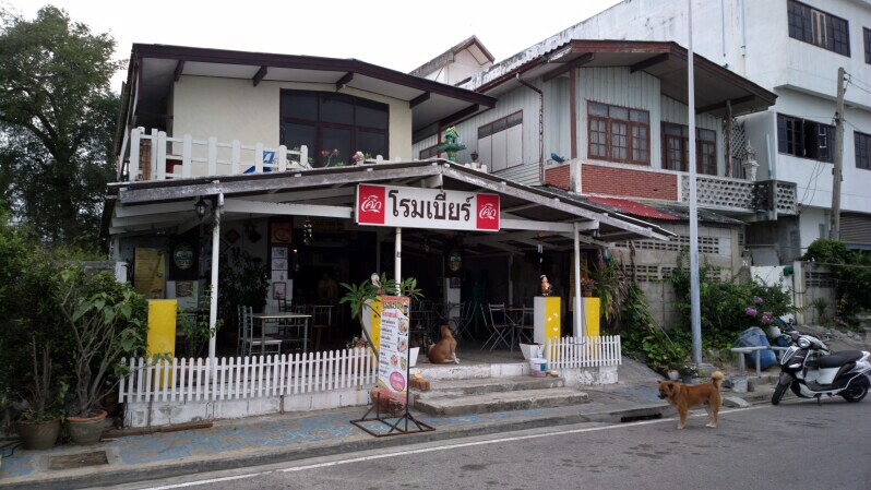 Yes! A bar and restaurant where bikers are welcome. The owner rides a Harley.